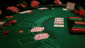 Antarmuka meja Domino QQ di juragan togel dengan ubin kartu dan tombol taruhan